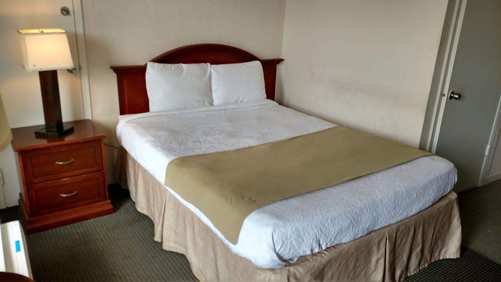 Hope Inn Lenox Extérieur photo